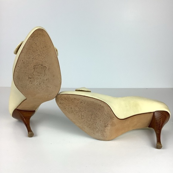 STUART WEITZMAN LEATHER CREAM NEUTRAL KNOT PUMPS - Picture 9 of 12